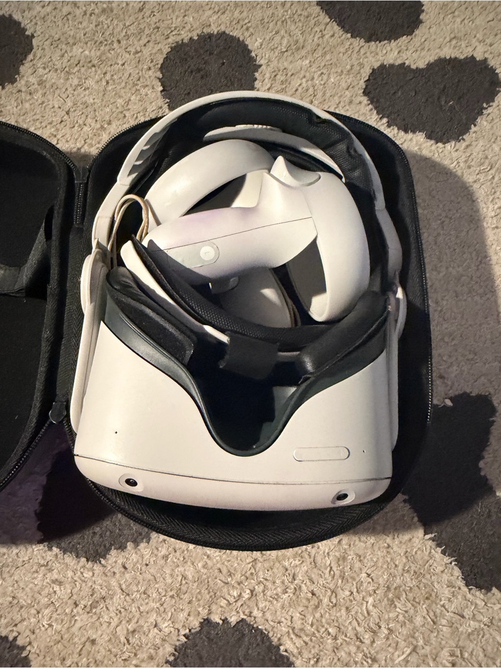 Oculus White Standalone VR Headset with Matching Controllers